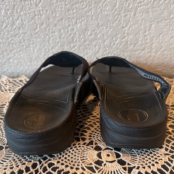 FitFlop Black Patent Toe Post Sandals - Picture 7 of 10